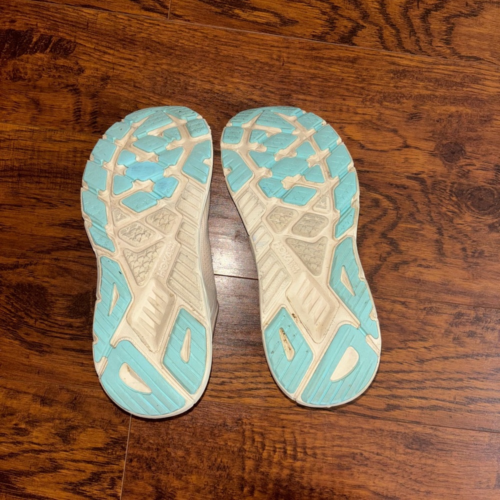 Hoka One One Arahi 7 Running Shoes Women’s Athletic Sneakers in Vanilla Cream - Picture 5 of 7